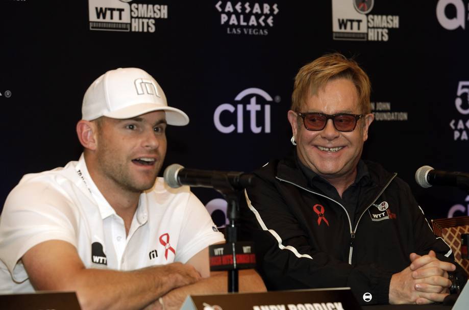 Andy Roddick con Elton John. (Afp)